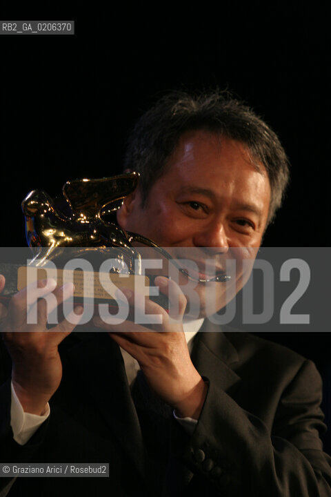 08_09_2007 - VENICE - 64TH FILM FESTIVAL - OFFICIAL AWARDS - GOLDEN LION FOR BEST FILM: SE, JIE (LUST, CAUTION), THE DIRECTOR ANG LEE ©Graziano Arici/Rosebud2