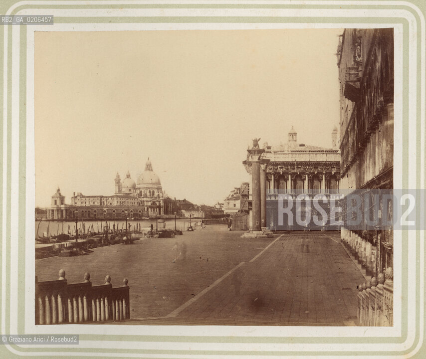 -VENEZIA, P.BERTOJA, MOLO DAL PONTE DELLA PAGLIA, SENZA DATA. STAMPA ALLALBUMINA  INCOLLATA SU CARTONE, CM 26X21 CONTENUTE ALLINTERNO DELLALBUM RICORDO DI VENEZIA. ©ARCHIVIO Graziano Arici/Rosebud2   FOTOANTICHE.-VENICE, P.BERTOJA, MOLO DAL PONTE DELLA PAGLIA, UNDATED. ALBUMEN PHOTOGRAPH  MOUNTED ON CARDBOARD, CM 26X21 ©Graziano Arici/Rosebud2 