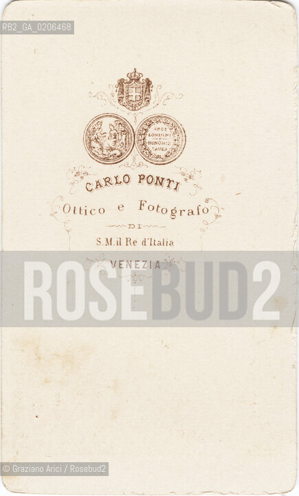 -VENEZIA, CARLO PONTI, DONNA CHE PORTA LACQUA (RETRO), SENZA DATA. STAMPA ALLALBUMINA INCOLLATA SU CARTONE, CARTE DE VISITE, CM 6X10,5  ©ARCHIVIO Graziano Arici/Rosebud2  MESTIERI, POSATA IN STUDIO FOTOANTICHE.-VENICE, CARLO PONTI, DONNA CHE PORTA LACQUA (RETRO), UNDATED. ALBUMEN PHOTOGRAPH MOUNTED ON CARDBOARD, CARTE DE VISITE CM 6X10,5 ©Graziano Arici/Rosebud2 