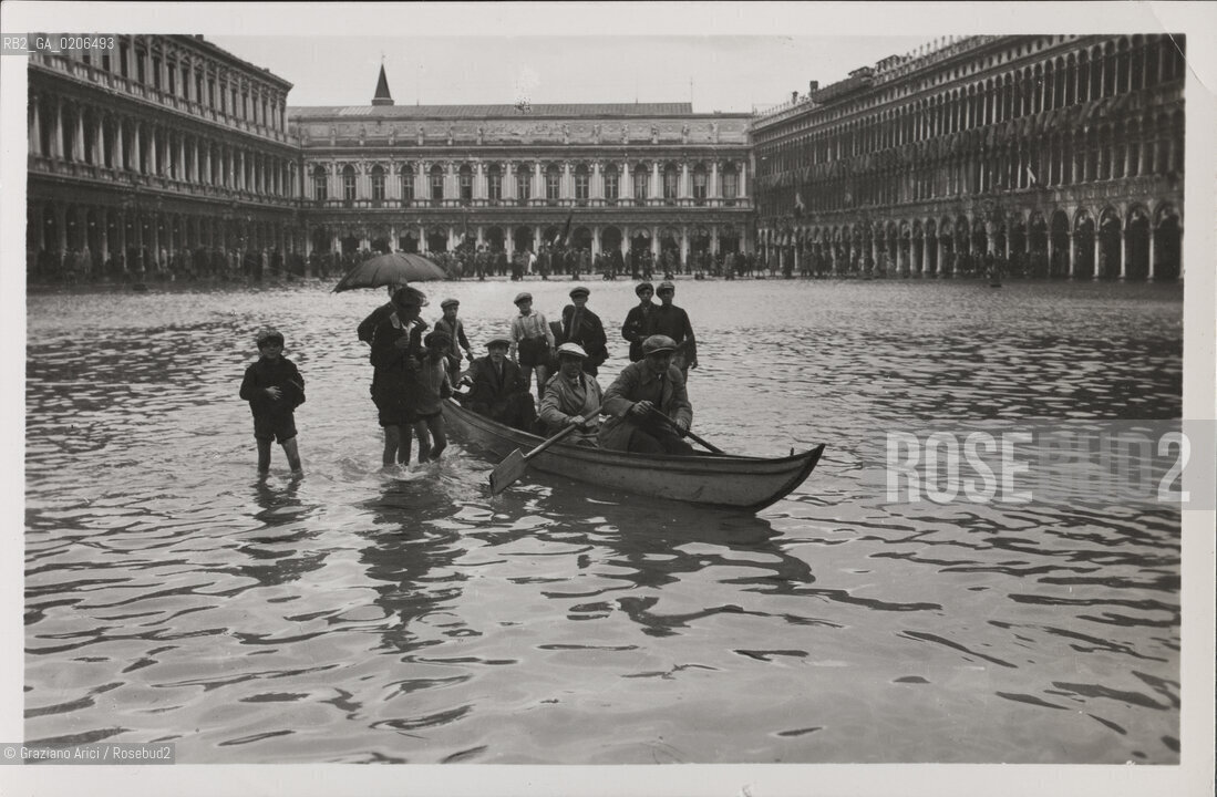 -VENEZIA, SENZA INDICAZIONE DAUTORE, PIAZZA S. MARCO DURANTE LALTA MAREA, SENZA DATA. CARTOLINA POSTALE, CM 14X 9,2 ©ARCHIVIO Graziano Arici/Rosebud2  BARCA, PERSONE, ALTA MAREA FOTOANTICHE.-VENICE, SENZA INDICAZIONE DAUTORE, PIAZZA S. MARCO DURANTE LALTA MAREA, UNDATED. POSTCARD, CM 14X 9,2 ©Graziano Arici / rosebud2