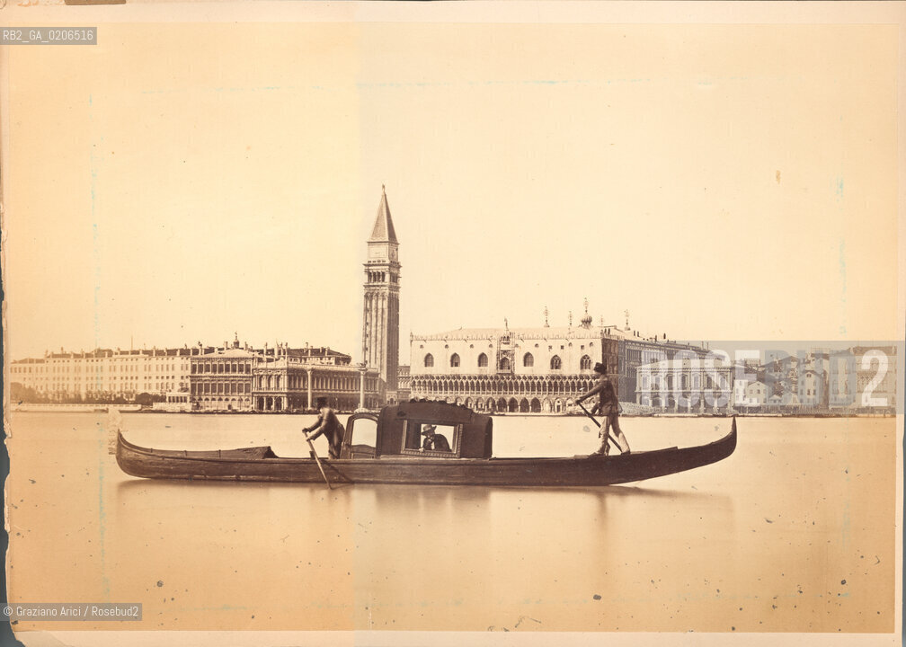 -VENEZIA, SENZA INDICAZIONE DAUTORE, BACINO DI S.MARCO, SENZA DATA. STAMPA ALLALBUMINA INCOLLATA SU CARTONE, CM 33,3X22,6 ©ARCHIVIO Graziano Arici/Rosebud2  GONDOLA FOTOANTICHE.-VENICE, NO AUTHORS INDICATION, BACINO S. MARCO, UNDATED. ALBUMEN PHOTOGRAPH MOUNTED ON CARDBOARD, CM 33,3X22,6 ©Graziano Arici/Rosebud2 