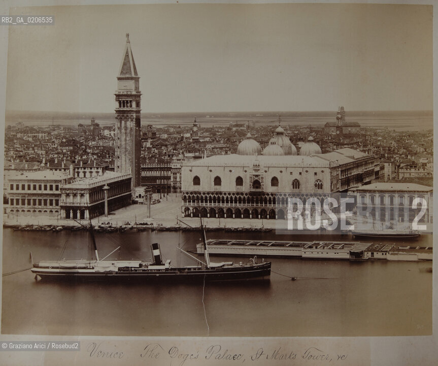-VENEZIA, SENZA INDICAZIONE DAUTORE, THE DOGES PALACE, ST. MARK TOWER, ANTE 1873. STAMPA ALLALBUMINA INCOLLATA SU CARTONE, CM 35,6X27 ©ARCHIVIO Graziano Arici/Rosebud2  BACINO S. MARCO, NAVE, BAGNO PUBBLICO, FOTOANTICHE.-VENICE, NO AUTHORS INDICATION, THE DOGES PALACE, ST. MARK TOWER, ANTE 1873. ALBUMEN PHOTOGRAPH MOUNTED ON CARDBOARD, CM 35,6X27 ©Graziano Arici / rosebud2