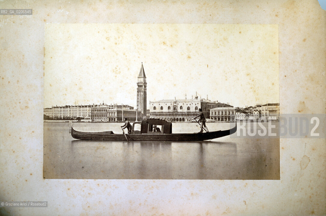 -VENEZIA, SENZA INDICAZIONE DAUTORE, BACINO DI S. MARCO, SENZA DATA. STAMPA ALLALBUMINA INCOLLATA SU CARTONE, CM 33,4X22 ©ARCHIVIO Graziano Arici/Rosebud2   GONDOLA FOTOANTICHE.-VENICE, NO AUTHORS INDICATION, BACINO DI S. MARCO, UNDATED. ALBUMEN PHOTOGRAPH  MOUNTED ON CARDBOARD, CM 33,4X22 ©Graziano Arici/Rosebud2 
