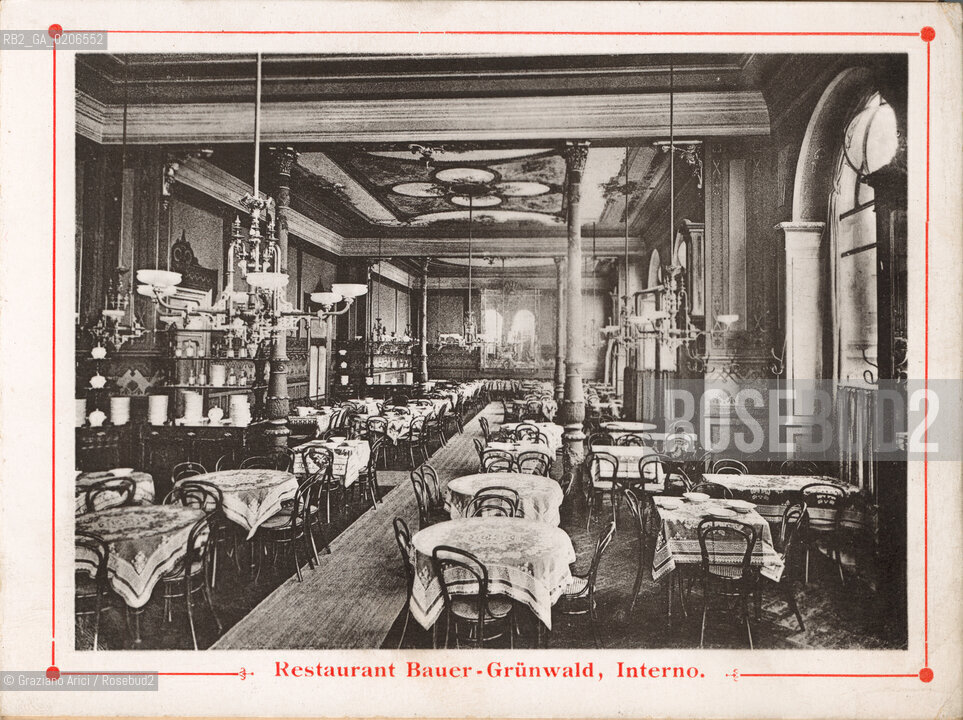 -VENEZIA, SENZA INDICAZIONE DAUTORE, RESTAURANT BAUER-GRUNWALD INTERNO, SENZA DATA. STAMPA TIPOGRAFICA CONTENUTA ALLINTERNO DELLALBUM A SOFFIETTO SOUVENIR DU GRAND HOTEL DITALIE BAUER, VENISE BAUER-GRUNWALD, 24 MAGGIO 1903 IN OMAGGIO PER I CLIENTI, CM 14,7X10,9  ©ARCHIVIO Graziano Arici/Rosebud2  FOTOANTICHE.-VENICE, NO AUTHORS INDICATION, RESTAURANT BAUER-GRUNWALD INTERNO, UNDATED. TYPOGRAPHICAL PRINT, CM 14,7X10,9 ©Graziano Arici/Rosebud2 