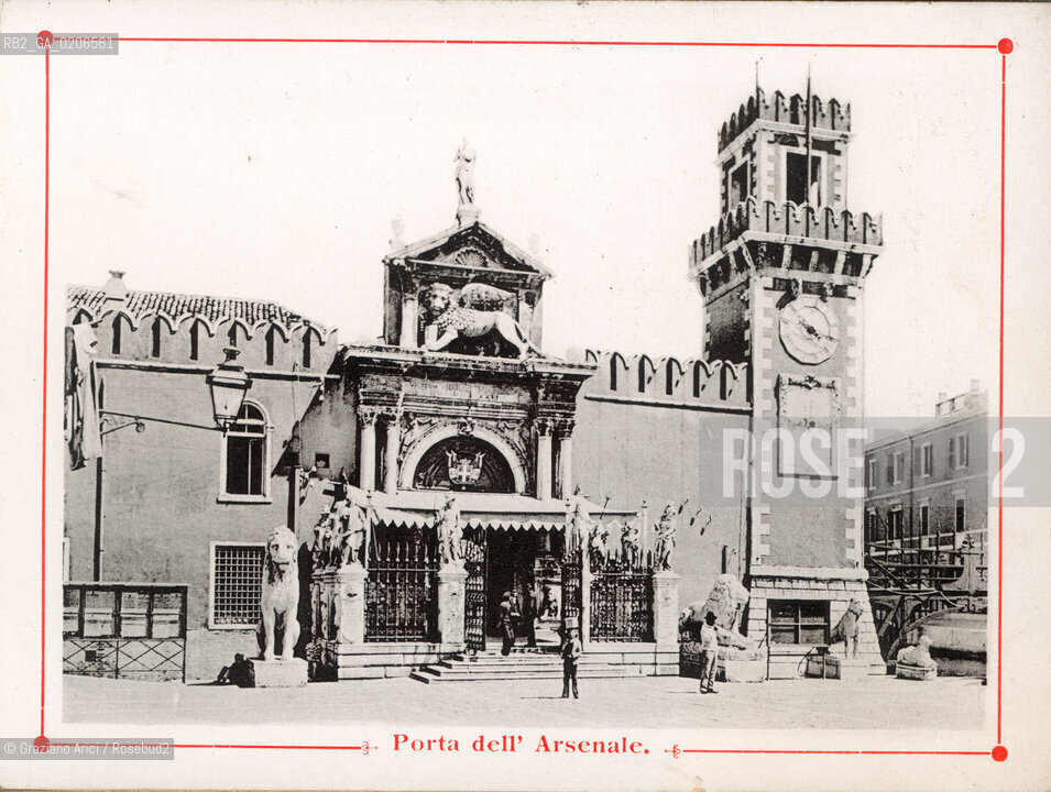-VENEZIA, SENZA INDICAZIONE DAUTORE, PORTA DELLARSENALE, SENZA DATA. STAMPA TIPOGRAFICA CONTENUTA ALLINTERNO DELLALBUM A SOFFIETTO SOUVENIR DU GRAND HOTEL DITALIE BAUER, VENISE BAUER-GRUNWALD 24 MAGGIO 1903, IN OMAGGIO PER I CLIENTI, CM 14,7X10,9  ©ARCHIVIO Graziano Arici/Rosebud2  FOTOANTICHE.-VENICE, NO AUTHORS INDICATION, PORTA DELLARSENALE, UNDATED. TYPOGRAPHICAL PRINT, CM 14,7X10,9 ©Graziano Arici / rosebud2