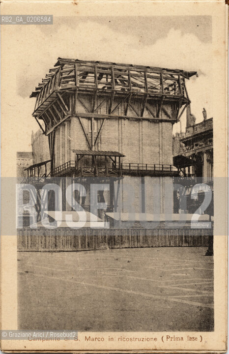 -VENEZIA, SENZA INDICAZIONE DAUTORE, CAMPANILE DI S. MARCO IN RICOSTRUZIONE (PRIMA FASE), SENZA DATA. STAMPA ELIOGRAFICA CONTENUTA ALL INTERNO DELLALBUM A SOFFIETTO ALBUM RICORDO DELLINAUGURAZIONE DEL CAMPANILE DI S. MARCO-APRILE 1912, CM 9,1X14  ©ARCHIVIO Graziano Arici/Rosebud2  FOTOANTICHE.-VENICE, NO AUTHORS INDICATION, CAMPANILE DI S. MARCO IN RICOSTRUZIONE (PRIMA FASE), UNDATED. HELIOGRAPHY IN THE ALBUM RICORDO DELLINAUGURAZIONE DEL CAMPANILE DI S. MARCO-APRILE 1912, CM 9,1X14 ©Graziano Arici/Rosebud2 