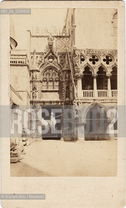 -VENEZIA, CARLO PONTI, PORTA DEL PALAZZO DUCALE DETTA DELLA CARTA, ANTE 1866. STAMPA ALLALBUMINA INCOLLATA SU CARTONE, CARTE DE VISITE, CM 6,3X10,5  ©ARCHIVIO Graziano Arici/Rosebud2   FOTOANTICHE.-VENICE, CARLO PONTI, PORTA DEL PALAZZO DUCALE DETTA DELLA CARTA, ANTE 1866. ALBUMEN PHOTOGRAPH MOUNTED ON CARDBOARD, CARTE DE VISITE CM 6,3X10,5 ©Graziano Arici/Rosebud2 