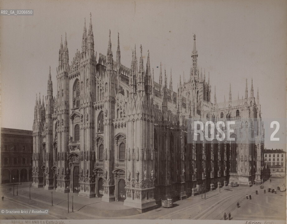 -MILANO, EDIZIONI BROGI, LA CATTEDRALE, SENZA DATA. STAMPA ALLALBUMINA INCOLLATA SU CARTONE, CM 24,5X19,5 CONTENUTE ALLINTERNO DELLALBUM H.F.M.H FROM T.H.H.-IN REMEBRANCE OF A PLEASANT TOUR SEPTEMBER 22nd NOVEMBER15th 1888 DUBLINO. ©ARCHIVIO Graziano Arici/Rosebud2  FOTOANTICHE.-MILAN, EDIZIONI BROGI, LA CATTEDRALE, UNDATED. ALBUMEN PHOTOGRAPH MOUNTED ON CARDBOARD, CM 24,5X19,5 ©Graziano Arici/Rosebud2 