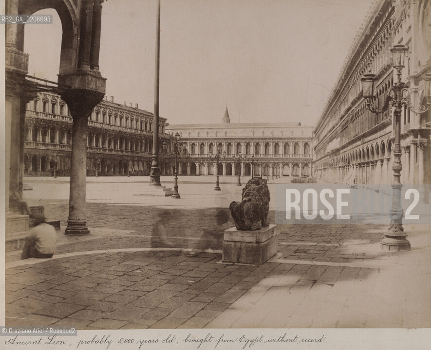 -VENEZIA, SENZA INDICAZIONE DAUTORE, PIAZZA S. MARCO VISTA DALLA PIAZZETTA DEI LEONI, SENZA DATA. STAMPA ALLALBUMINA INCOLLATA SU CARTONE, CM 24X18,8 CONTENUTE ALLINTERNO DELLALBUM H.F.M.H FROM T.H.H.-IN REMEBRANCE OF A PLEASANT TOUR SEPTEMBER 22nd NOVEMBER15th 1888 DUBLINO. ©ARCHIVIO Graziano Arici/Rosebud2   FOTOANTICHE.-VENICE, NO AUTHORS INDICATION, PIAZZA S. MARCO VISTA DALLA PIAZZETTA DEI LEONI, UNDATED. ALBUMEN PHOTOGRAPH MOUNTED ON CARDBOARD, CM 24X18,8 ©Graziano Arici/Rosebud2 