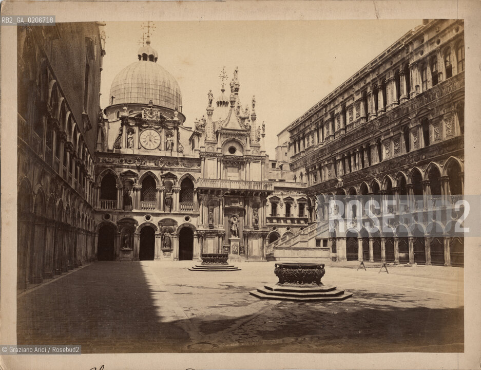 -VENEZIA, SENZA INDICAZIONE DAUTORE, CORTILE INTERNO DI PALAZZO DUCALE, SENZA DATA. STAMPA ALLALBUMINA INCOLLATA SU CARTONE, CM 25,5X19 ©ARCHIVIO Graziano Arici/Rosebud2  FOTOANTICHE.-VENICE, NO AUTHORS INDICATION,CORTILE INTERNO DI PALAZZO DUCALE , UNDATED. ALBUMEN PHOTOGRAPH MOUNTED ON CARDBOARD, CM 25,5X19 ©Graziano Arici/Rosebud2 ..