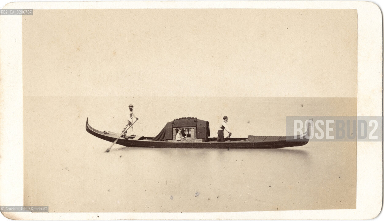 -VENEZIA, CARLO PONTI, GONDOLA, SENZA DATA. STAMPA ALLALBUMINA INCOLLATA SU CARTONE, CARTE DE VISITE, CM 6X10,5  ©ARCHIVIO Graziano Arici/Rosebud2   FOTOANTICHE.-VENICE, CARLO PONTI, GONDOLA, UNDATED. ALBUMEN PHOTOGRAPH MOUNTED ON CARDBOARD, CARTE DE VISITE CM 6X10,5 ©Graziano Arici/Rosebud2 