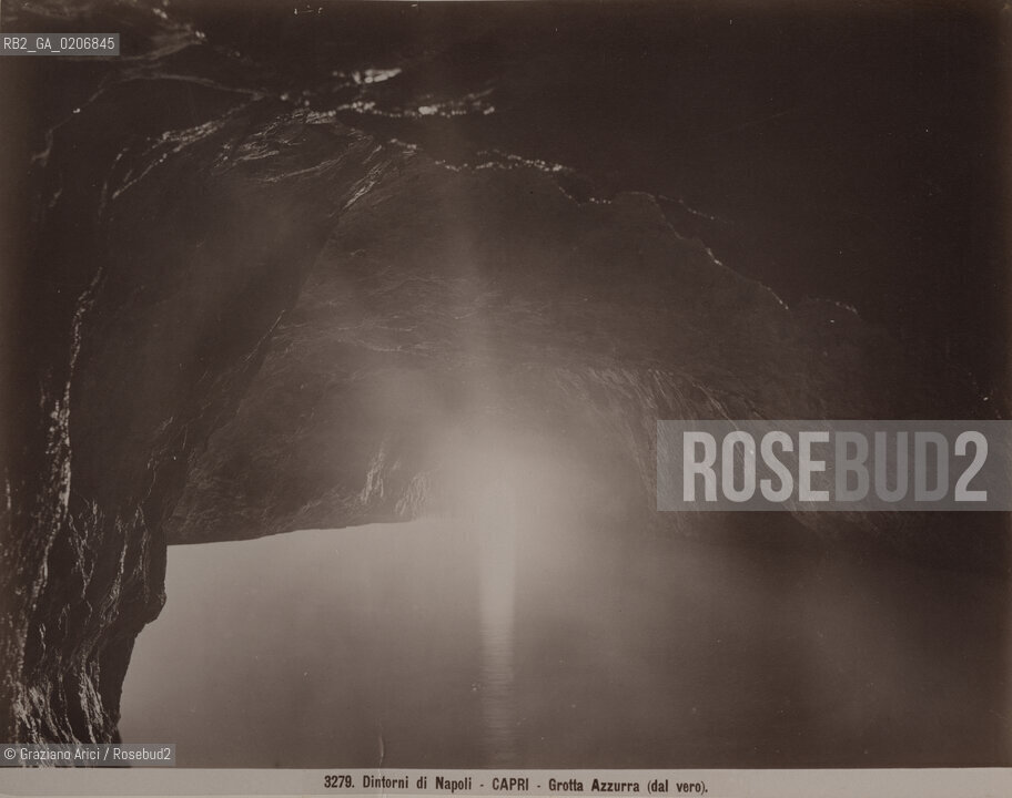 -CAPRI, SENZA INDICAZIONE DAUTORE, DINTORNI DI NAPOLI-GROTTA AZZURRA (DAL VERO), SENZA DATA. STAMPA ALLALBUMINA INCOLLATA SU CARTONE, CM 25,3X19,5 ©ARCHIVIO Graziano Arici/Rosebud2  FOTOANTICHE.-CAPRI, NO AUTHORS INDICATION, DINTORNI DI NAPOLI-GROTTA AZZURRA (DAL VERO), UNDATED. ALBUMEN PHOTOGRAPH MOUNTED ON CARDBOARD, CM 25,7X19,5 ©Graziano Arici / rosebud2