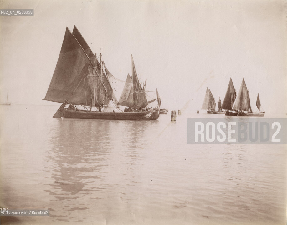 -VENEZIA, SENZA INDICAZIONE DAUTORE, BARCHE DA PESCA IN LAGUNA, SENZA DATA. STAMPA ALLALBUMINA, CM 24,2X18,9 ©ARCHIVIO Graziano Arici/Rosebud2  BARCA, FOTOANTICHE.-VENICE, NO AUTHORS INDICATION, FISHING BOAT IN LAGUNA, UNDATED. ALBUMEN PHOTOGRAPH, CM 24,2X18,9 ©Graziano Arici / rosebud2
