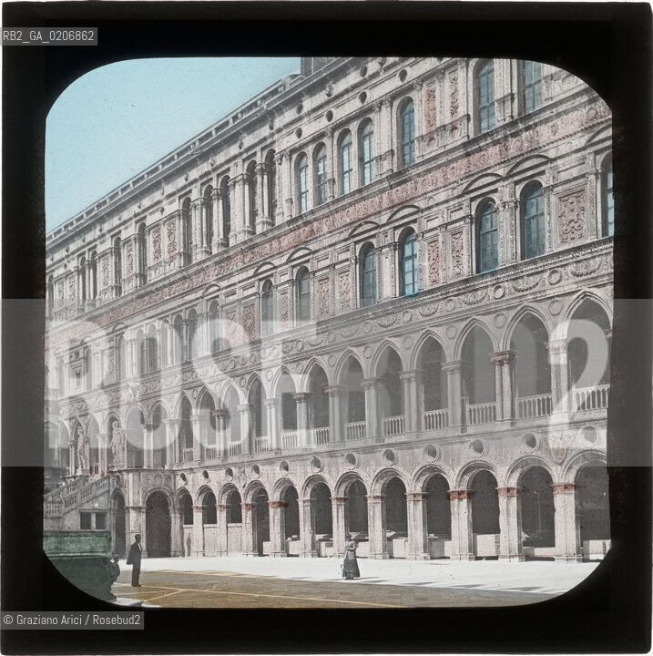 -VENEZIA, SENZA INDICAZIONE DAUTORE, CORTILE INTERNO DI PALAZZO DUCALE, SENZA DATA. LASTRA IN VETRO PER LANTERNA MAGICA COLORATA A MANO 8,2X8,2 ©ARCHIVIO Graziano Arici/Rosebud2  FOTOANTICHE.-VENICE, NO AUTHORS INDICATION, CORTILE INTERNO DI PALAZZO DUCALE, UNDATED. GLASS SLIDE FOR MAGIC LANTERN HAND COLOURED, CM 8,2X8,2 ©Graziano Arici/Rosebud2 