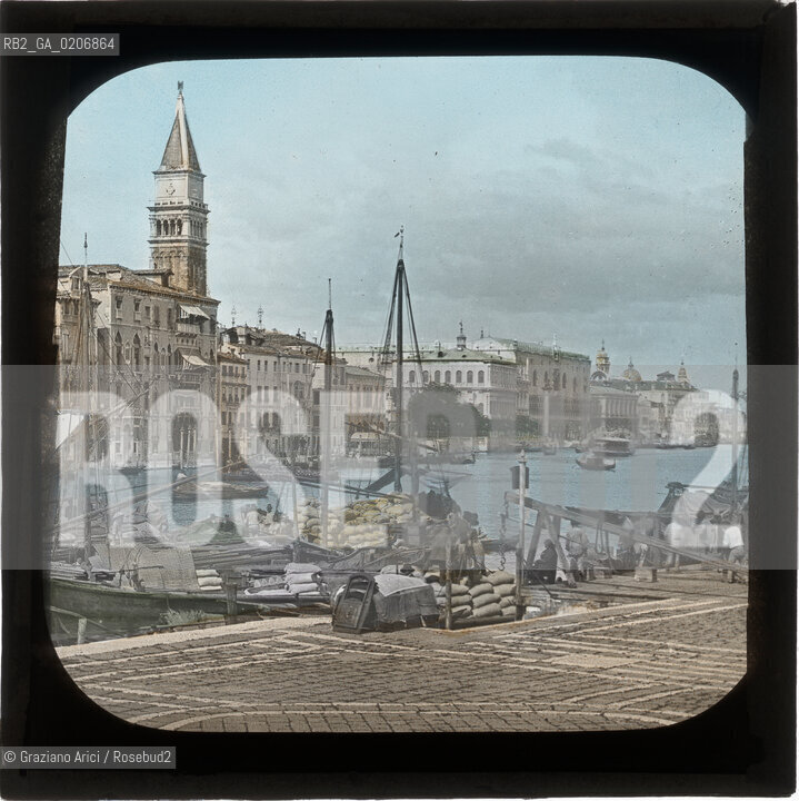 -VENEZIA, SENZA INDICAZIONE DAUTORE, BACINO DI S. MARCO DALLA CHIESA DELLA SALUTE, SENZA DATA. LASTRA IN VETRO PER LANTERNA MAGICA COLORATA A MANO 8,2X8,2 ©ARCHIVIO Graziano Arici/Rosebud2  BARCA FOTOANTICHE.-VENICE, NO AUTHORS INDICATION, BACINO DI S. MARCO DALLA CHIESA DELLA SALUTE, UNDATED. GLASS SLIDE FOR MAGIC LANTERN HAND COLOURED, CM 8,2X8,2 ©Graziano Arici/Rosebud2 