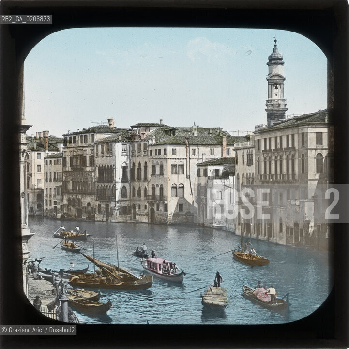 -VENEZIA, SENZA INDICAZIONE DAUTORE, CANAL GRANDE, SENZA DATA. LASTRA IN VETRO PER LANTERNA MAGICA COLORATA A MANO 8,2X8,2 ©ARCHIVIO Graziano Arici/Rosebud2  FOTOANTICHE.-VENICE, NO AUTHORS INDICATION, CANAL GRANDE, UNDATED. GLASS SLIDE FOR MAGIC LANTERN HAND COLOURED, CM 8,2X8,2 ©Graziano Arici/Rosebud2 