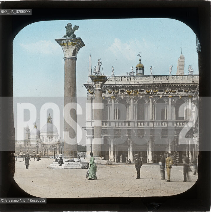 -VENEZIA, SENZA INDICAZIONE DAUTORE, PALAZZO REALE E COLONNA, SENZA DATA. LASTRA IN VETRO PER LANTERNA MAGICA COLORATA A MANO 8,2X8,2 ©ARCHIVIO Graziano Arici/Rosebud2  FOTOANTICHE.-VENICE, NO AUTHORS INDICATION, PALAZZO REALE E COLONNA, UNDATED. GLASS SLIDE FOR MAGIC LANTERN HAND COLOURED, CM 8,2X8,2 ©Graziano Arici/Rosebud2 