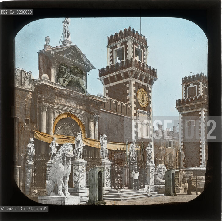 -VENEZIA, SENZA INDICAZIONE DAUTORE, ENTRATA DELLARSENALE, SENZA DATA. LASTRA IN VETRO PER LANTERNA MAGICA COLORATA A MANO 8,2X8,2 ©ARCHIVIO Graziano Arici/Rosebud2  FOTOANTICHE.-VENICE, NO AUTHORS INDICATION, ENTRATA DELLARSENALE, UNDATED. GLASS SLIDE FOR MAGIC LANTERN HAND COLOURED, CM 8,2X8,2 ©Graziano Arici/Rosebud2 