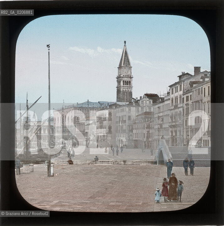 -VENEZIA, W.C.HUGHES-BREWSTER HOUSE, RIVA DEGLI SCHIAVONI, SENZA DATA. LASTRA IN VETRO PER LANTERNA MAGICA COLORATA A MANO 8,2X8,2 ©ARCHIVIO Graziano Arici/Rosebud2  FOTOANTICHE.-VENICE, W.C.HUGHES-BREWSTER HOUSE, RIVA DEGLI SCHIAVONI, UNDATED. GLASS SLIDE FOR MAGIC LANTERN HAND COLOURED, CM 8,2X8,2 ©Graziano Arici/Rosebud2 