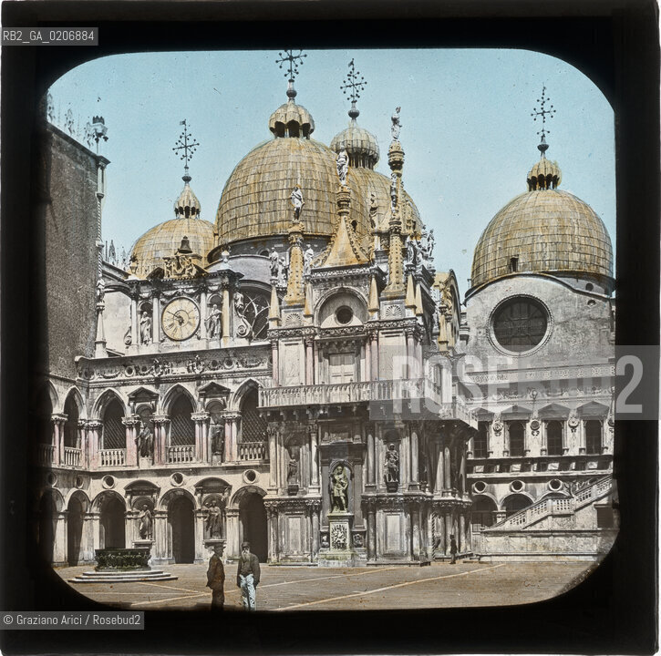 -VENEZIA, SENZA INDICAZIONE DAUTORE, CORTILE INTERNO DI PALAZZO DUCALE, SENZA DATA. LASTRA IN VETRO PER LANTERNA MAGICA COLORATA A MANO 8,2X8,2 ©ARCHIVIO Graziano Arici/Rosebud2  FOTOANTICHE.-VENICE, NO AUTHORS INDICATION, CORTILE INTERNO DI PALAZZO DUCALE, UNDATED. GLASS SLIDE FOR MAGIC LANTERN HAND COLOURED, CM 8,2X8,2 ©Graziano Arici/Rosebud2 