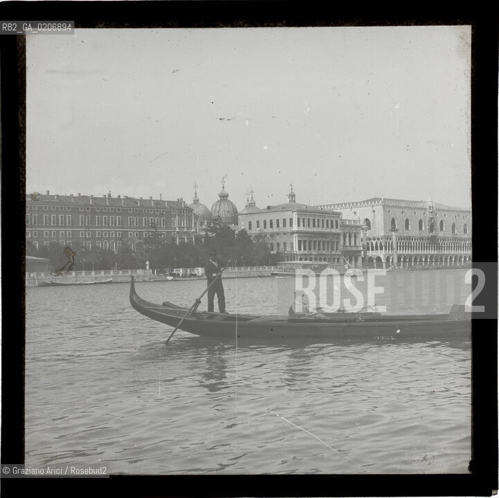 -VENEZIA, SENZA INDICAZIONE DAUTORE, BACINO DI S. MARCO, SENZA DATA. LASTRA IN VETRO PER LANTERNA MAGICA 8,2X8,2 ©ARCHIVIO Graziano Arici/Rosebud2   FOTOANTICHE.-VENICE, NO AUTHOR S INDICATION, BACINO DI S. MARCO, UNDATED. GLASS SLIDE FOR MAGIC LANTERN, CM 8,2X8,2 ©Graziano Arici/Rosebud2 