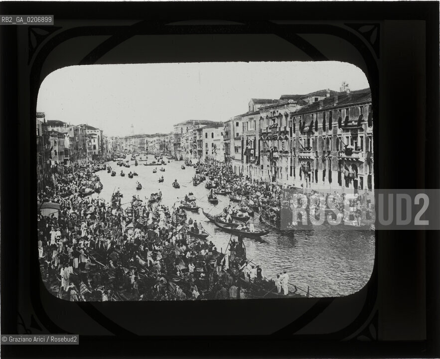 -VENEZIA, SENZA INDICAZIONE DAUTORE, REGATA STORICA, SENZA DATA. LASTRA IN VETRO PER LANTERNA MAGICA CONTENUTE DENTRO LA LORO ORIGINALE CUSTODIA 10,2X8,2 ©ARCHIVIO Graziano Arici/Rosebud2  PERSONA FOTOANTICHE.-VENICE, NO AUTHORS INDICATION,  REGATA STORICA, UNDATED. GLASS SLIDE FOR MAGIC LANTERN IN THEIR WOODEN ORIGINAL BOX, CM 10,2X8,2 ©Graziano Arici/Rosebud2 