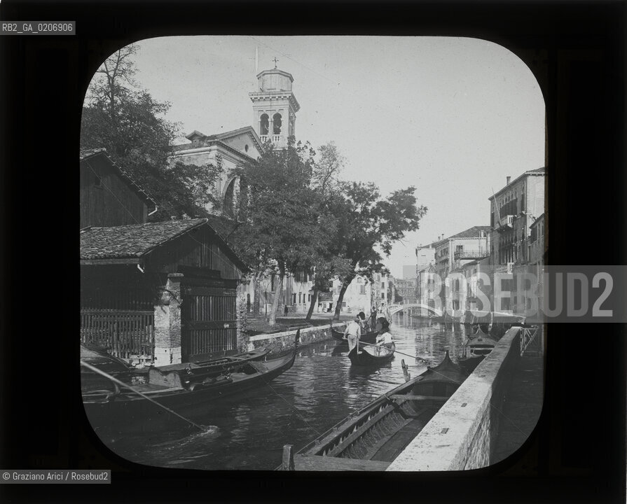 -VENEZIA, SENZA INDICAZIONE DAUTORE, RIO DI S. TROVASO, SENZA DATA. LASTRA IN VETRO PER LANTERNA MAGICA CONTENUTE DENTRO LA LORO ORIGINALE CUSTODIA 10,2X8,2 ©ARCHIVIO Graziano Arici/Rosebud2  PERSONA FOTOANTICHE.-VENICE, NO AUTHORS INDICATION,  RIO DI S. TROVASO, UNDATED. GLASS SLIDE FOR MAGIC LANTERN IN THEIR WOODEN ORIGINAL BOX, CM 10,2X8,2 ©Graziano Arici/Rosebud2 