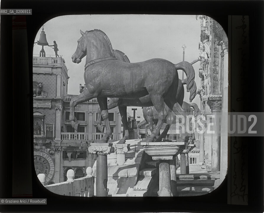 -VENEZIA, SENZA INDICAZIONE DAUTORE, CAVALLI DI BRONZO - BASILICA DI S. MARCO, SENZA DATA. LASTRA IN VETRO PER LANTERNA MAGICA CONTENUTE DENTRO LA LORO ORIGINALE CUSTODIA 10,1X8,2 ©ARCHIVIO Graziano Arici/Rosebud2   FOTOANTICHE.-VENICE, NO AUTHORS INDICATION,  CAVALLI DI BRONZO - BASILICA DI S. MARCO, UNDATED. GLASS SLIDE FOR MAGIC LANTERN IN THEIR WOODEN ORIGINAL BOX, CM 10,1X8,2 ©Graziano Arici/Rosebud2 