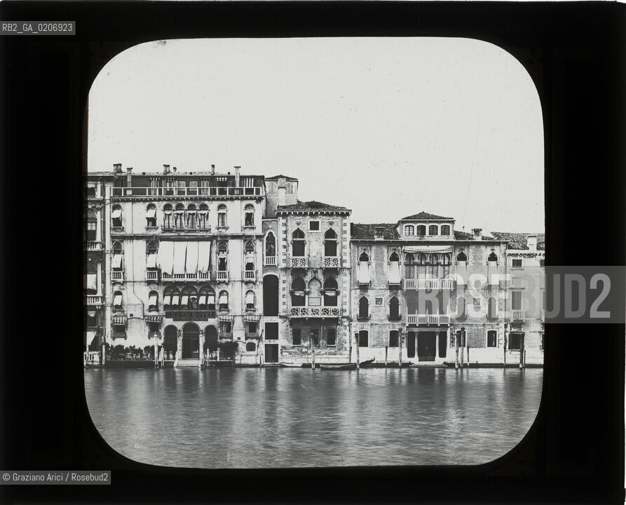 -VENEZIA, SENZA INDICAZIONE DAUTORE, GRAND HOTEL E CASA DI DESDEMONA, SENZA DATA. LASTRA IN VETRO PER LANTERNA MAGICA CONTENUTE DENTRO LA LORO ORIGINALE CUSTODIA 10,2X8,2 ©ARCHIVIO Graziano Arici/Rosebud2   FOTOANTICHE.-VENICE, NO AUTHORS INDICATION,  GRAND HOTEL E CASA DI DESDEMONA, UNDATED. GLASS SLIDE FOR MAGIC LANTERN IN THEIR WOODEN ORIGINAL BOX, CM 10,2X8,2 ©Graziano Arici/Rosebud2 