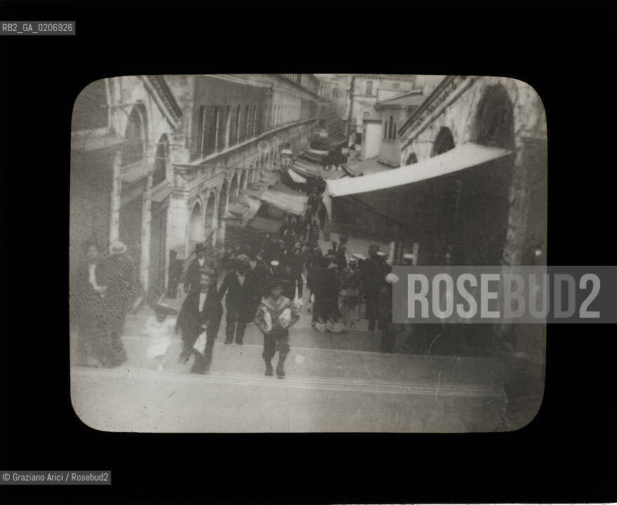 -VENEZIA, SENZA INDICAZIONE DAUTORE, PONTE DI RIALTO, SENZA DATA. LASTRA IN VETRO PER LANTERNA MAGICA CONTENUTE DENTRO LA LORO ORIGINALE CUSTODIA 10X8,2 ©ARCHIVIO Graziano Arici/Rosebud2   PERSONA FOTOANTICHE.-VENICE, NO AUTHORS INDICATION,  PONTE DI RIALTO, UNDATED. GLASS SLIDE FOR MAGIC LANTERN IN THEIR WOODEN ORIGINAL BOX, CM 10X8,2 ©Graziano Arici/Rosebud2 