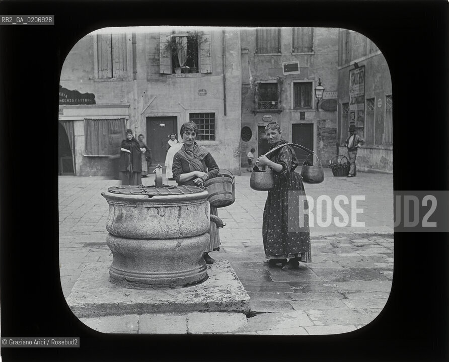 -VENEZIA, SENZA INDICAZIONE DAUTORE, DONNE AL POZZO, SENZA DATA. LASTRA IN VETRO PER LANTERNA MAGICA CONTENUTE DENTRO LA LORO ORIGINALE CUSTODIA 10,1X8,2 ©ARCHIVIO Graziano Arici/Rosebud2  PERSONA  FOTOANTICHE.-VENICE, NO AUTHORS INDICATION,  DONNE AL POZZO, UNDATED. GLASS SLIDE FOR MAGIC LANTERN IN THEIR WOODEN ORIGINAL BOX, CM 10,1X8,2 ©Graziano Arici/Rosebud2 