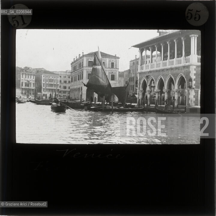-VENEZIA, SENZA INDICAZIONE DAUTORE, FISH MARKET, SENZA DATA. LASTRA IN VETRO PER LANTERNA MAGICA 8,2X8,2 ©ARCHIVIO Graziano Arici/Rosebud2   FOTOANTICHE.-VENICE, NO AUTHOR S INDICATION, FISH MARKET, UNDATED. GLASS SLIDE FOR MAGIC LANTERN, CM 8,2X8,2 ©Graziano Arici / rosebud2