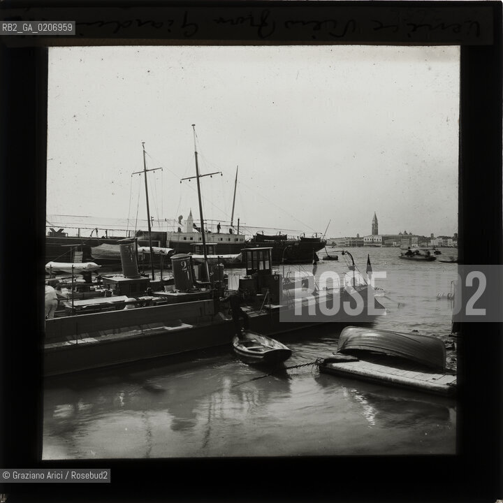 -VENEZIA, ALEXANDER LAMONT HENDERSON, VENICE VIEW FROM GIARDINI, SENZA DATA. LASTRA PANORAMICA IN VETRO PER LANTERNA MAGICA, 8,2X8,2 ©ARCHIVIO Graziano Arici/Rosebud2  BARCA FOTOANTICHE.-VENICE, ALEXANDER LAMONT HENDERSON, VENICE VIEW FROM GIARDINI, UNDATED. PANORAMIC GLASS SLIDE FOR MAGIC LANTERN, CM 8,2X8,2 ©Graziano Arici/Rosebud2 