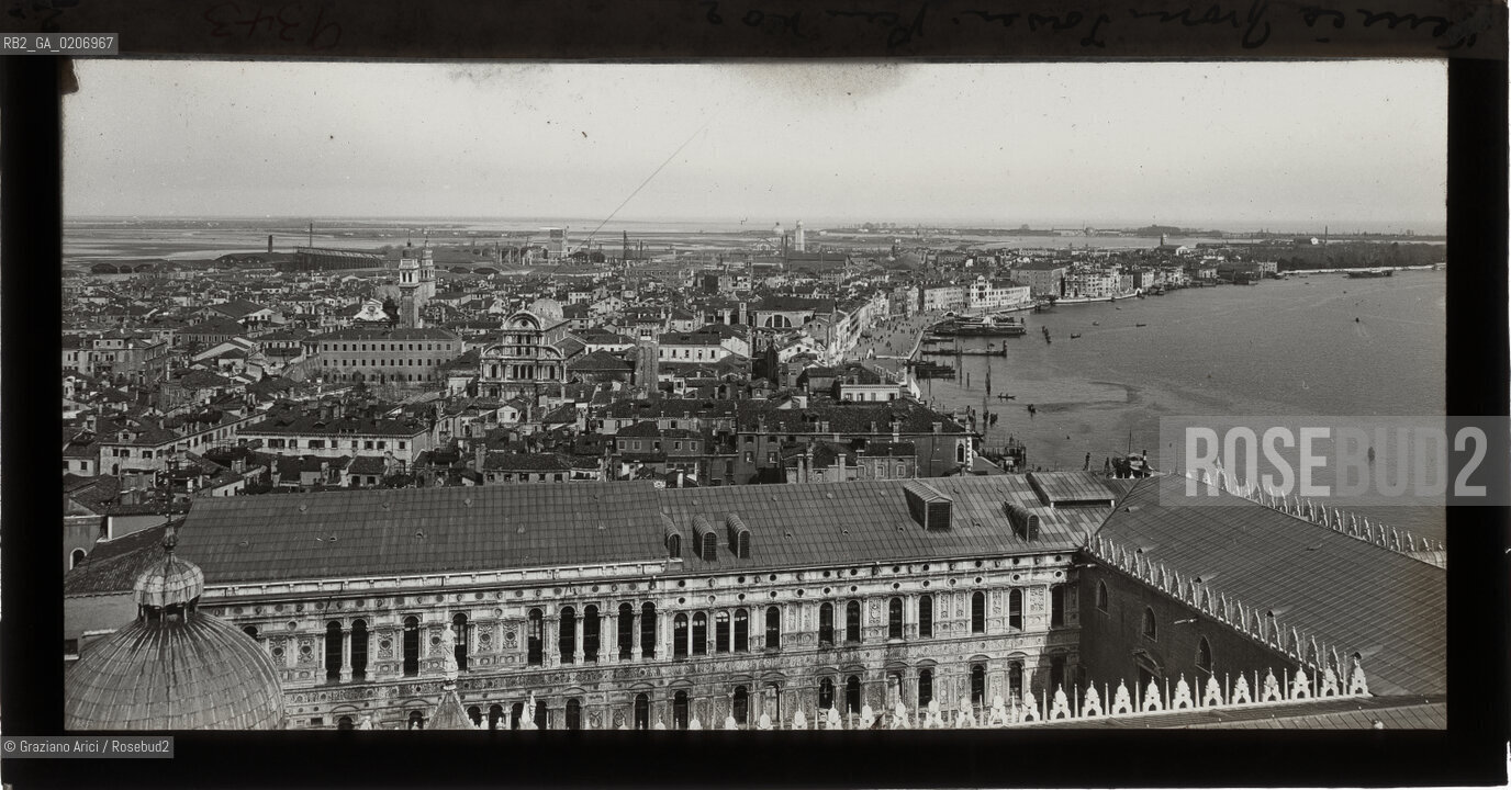 -VENEZIA, ALEXANDER LAMONT HENDERSON, VENICE-FROM TOWER, SENZA DATA. LASTRA PANORAMICA IN VETRO PER LANTERNA MAGICA, 15,4X8,2 ©ARCHIVIO Graziano Arici/Rosebud2   FOTOANTICHE.-VENICE, ALEXANDER LAMONT HENDERSON, VENICE-FROM TOWER, UNDATED. PANORAMIC GLASS SLIDE FOR MAGIC LANTERN, CM 15,4X8,2 ©Graziano Arici/Rosebud2 
