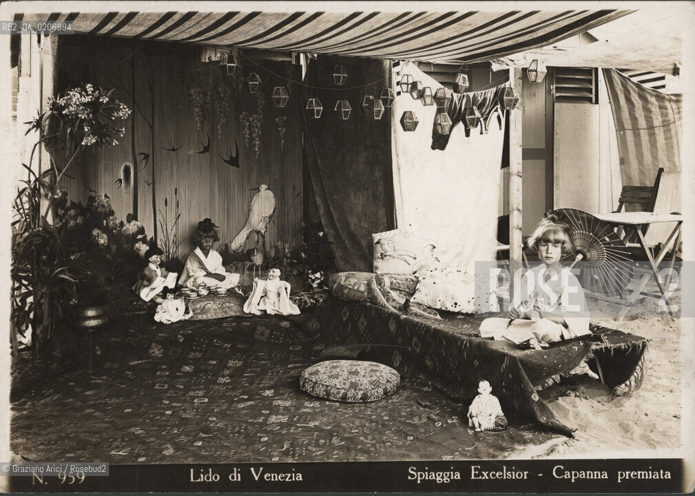 -VENEZIA, GIOVANNI SCARABELLO, LIDO - STABILIMENTI BALNEARI - CAPANNA PREMIATA, SENZA DATA. STAMPA ALLALBUMINA, CM 17,3X11,7  ©ARCHIVIO Graziano Arici/Rosebud2  SPIAGGIA, CONCORSO CAPANNA FOTOANTICHE.-VENICE, GIOVANNI SCARABELLO, LIDO - STABILIMENTI BALNEARI - CAPANNA PREMIATA, UNDATED. ALBUMEN PHOTOGRAPH, CM 17,3X11,7 ©Graziano Arici/Rosebud2 