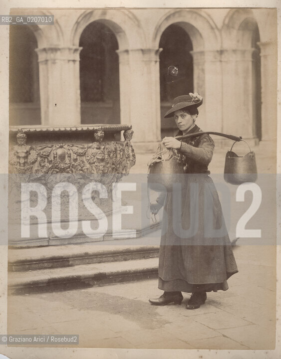 -VENEZIA, SENZA INDICAZIONE DAUTORE, MESTIERI, SENZA DATA. STAMPA ALLALBUMINA INCOLLATA SU CARTONE, CM 19,4X24,5 ©ARCHIVIO Graziano Arici/Rosebud2  PORTATRICE DACQUA, MESTIERI. FOTOANTICHE.-VENICE, NO AUTHORS INDICATION, MESTIERI, UNDATED. ALBUMEN PHOTOGRAPH MOUNTED ON CARDBOARD, CM 19,4X24,5 ©Graziano Arici/Rosebud2 