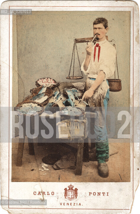 -VENEZIA, CARLO PONTI, PESCIVENDOLO, SENZA DATA. STAMPA ALLALBUMINA INCOLLATA SU CARTONE, CARTE DE VISITE, CM 11X16,5  ©ARCHIVIO Graziano Arici/Rosebud2  PERSONA, PESCE, POSATA IN STUDIO, PESCA FOTOANTICHE.-VENICE, CARLO PONTI,PESCIVENDOLO, UNDATED. ALBUMEN PHOTOGRAPH MOUNTED ON CARDBOARD, CARTE DE VISITE CM 11X16,5 ©Graziano Arici / rosebud2
