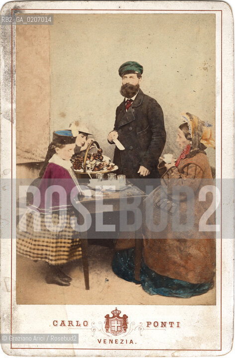 -VENEZIA, CARLO PONTI, SCENE DI VITA FAMILIARE, SENZA DATA. STAMPA ALLALBUMINA INCOLLATA SU CARTONE, CARTE DE VISITE, CM 11X16,5  ©ARCHIVIO Graziano Arici/Rosebud2  PERSONA, CAFFE E DOLCI, POSATA IN STUDIO, FOTOANTICHE.-VENICE, CARLO PONTI, SCENE DI VITA FAMILIARE, UNDATED. ALBUMEN PHOTOGRAPH MOUNTED ON CARDBOARD, CARTE DE VISITE CM 11X16,5 ©Graziano Arici / rosebud2