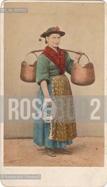 -VENEZIA, CARLO PONTI, PORTATRICE D ACQUA, SENZA DATA. STAMPA ALLALBUMINA COLORATA A MANO INCOLLATA SU CARTONCINO, CARTE DE VISITE, CM 10,6X6,4  ©ARCHIVIO Graziano Arici/Rosebud2  POSATA IN STUDIO, MESTIERI, FOTOANTICHE.-VENICE, CARLO PONTI, PORTATRICE D ACQUA, UNDATED. ALBUMEN PHOTOGRAPH HAND COLORED MOUNTED ON CARDBOARD, CARTE DE VISITE, CM 10,6X6,4 ©Graziano Arici / rosebud2