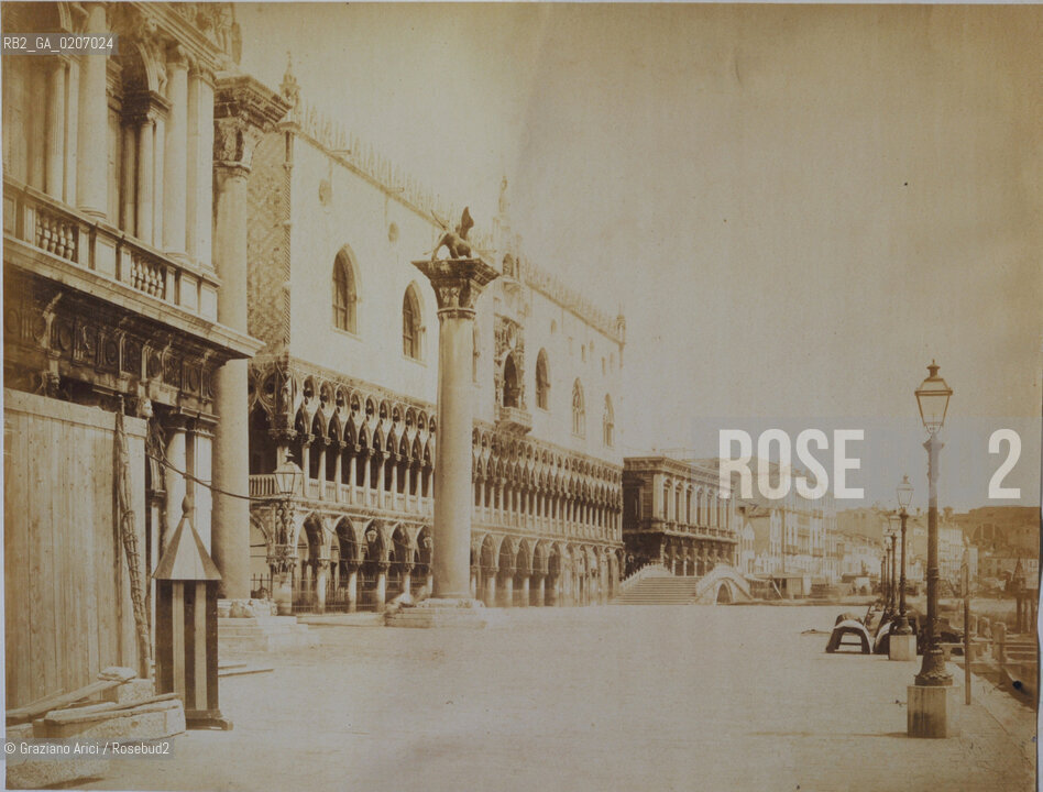 -VENEZIA, SENZA INDICAZIONE DAUTORE, MOLO E PALAZZO DUCALE, ANTE 1866 STAMPA ALLALBUMINA INCOLLATA SU CARTONE, CM 33,5X25,5 ©ARCHIVIO Graziano Arici/Rosebud2   FOTOANTICHE.-VENICE, NO AUTHORS INDICATION, MOLO E PALAZZO DUCALE, ANTE 1866. ALBUMEN PHOTOGRAPH  MOUNTED ON CARDBOARD, CM 33,5X25,5 ©Graziano Arici / rosebud2