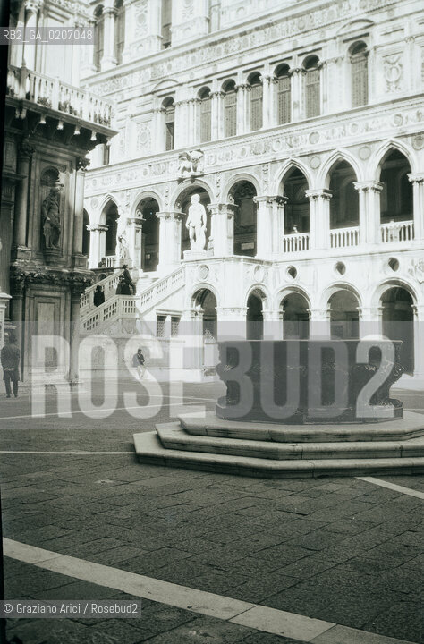 -VENEZIA, SENZA INDICAZIONE DAUTORE, CORTILE INTERNO DI PALAZZO DUCALE, SENZA DATA. NEGATIVO IN GELATINA, CM 6,1X 9,3 ©ARCHIVIO Graziano Arici/Rosebud2  POZZO FOTOANTICHE.-VENICE, NO AUTHORS INDICATION, CORTILE INTERNO DI PALAZZO DUCALE, UNDATED. GELATINES NEGATIVE, CM 6,1X 9,3 ©Graziano Arici / rosebud2