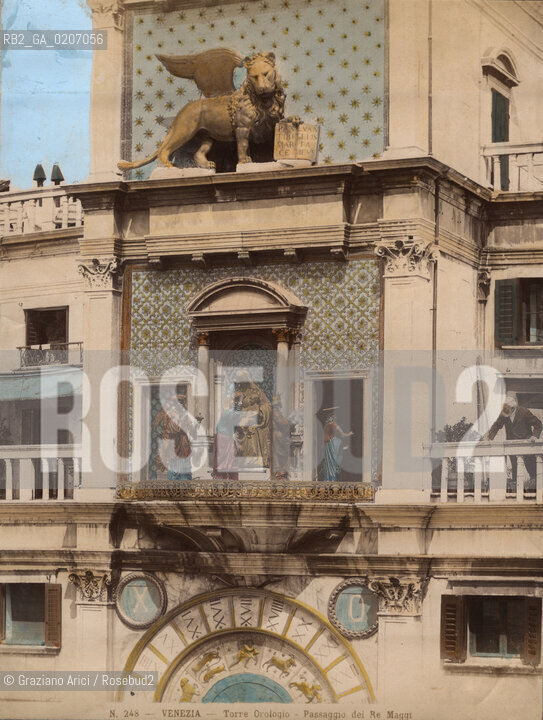-VENEZIA, SENZA INDICAZIONE DAUTORE, TORRE DELLOROLOGIO, SENZA DATA. STAMPA ALLALBUMINA COLORATA A MANO INCOLLATA SU CARTONE, CM 19X25,2 ©ARCHIVIO Graziano Arici/Rosebud2  PARTICOLARE ARCHITETTONICO FOTOANTICHE.-VENICE, NO AUTHORS INDICATION, TORRE DELLOROLOGIO, UNDATED. ALBUMEN PHOTOGRAPH HAND COLOURED MOUNTED ON CARDBOARD, CM 19X25,2 ©Graziano Arici / rosebud2