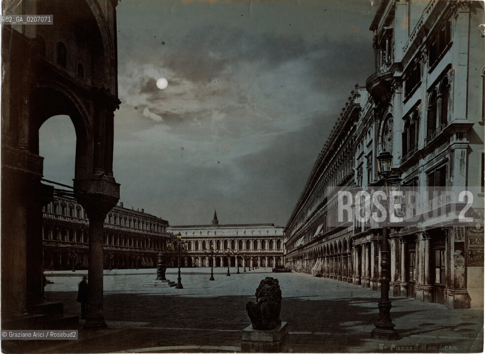 -VENEZIA, SENZA INDICAZIONE DAUTORE, PIAZZA S.MARCO DAI LEONCINI, SENZA DATA. STAMPA ALLALBUMINA COLORATA A MANO CON EFFETTO CHIARO DI LUNA, CM 25,8X18,9 ©ARCHIVIO Graziano Arici/Rosebud2  FOTOANTICHE.-VENICE, NO AUTHORS INDICATION, PIAZZA S.MARCO DAI LEONCINI, UNDATED. ALBUMEN PHOTOGRAPH HAND COLOURED WITH MOONLIGHT EFFECT, CM 25,8X18,9 ©Graziano Arici/Rosebud2 