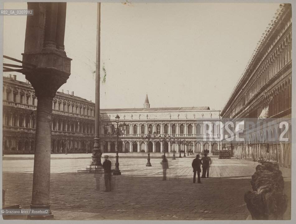 -VENEZIA, SENZA INDICAZIONE DAUTORE, PIAZZA S.MARCO VISTA DAI LEONCINI, SENZA DATA. STAMPA ALLALBUMINA INCOLLATA SU CARTONE, CM 26,5X20,1 ©ARCHIVIO Graziano Arici/Rosebud2  FOTOANTICHE.-VENICE, NO AUTHORS INDICATION, PIAZZA S.MARCO, UNDATED. ALBUMEN PHOTOGRAPH MOUNTED ON CARDBOARD, CM 26,5X20,1 ©Graziano Arici / rosebud2