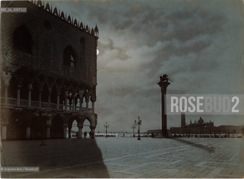 -VENEZIA, SENZA INDICAZIONE DAUTORE, PIAZZETTA DI S.MARCO, SENZA DATA. STAMPA ALLALBUMINA COLORATA A MANO CON EFFETTO CHIARO DI LUNA, CM 26X19  ©ARCHIVIO Graziano Arici/Rosebud2  FOTOANTICHE.-VENICE, NO AUTHORS INDICATION, PIAZZETTA DI S.MARCO, UNDATED. ALBUMEN PHOTOGRAPH HAND COLOURED WITH MOONLIGHT EFFECT, CM 26X19 ©Graziano Arici/Rosebud2 