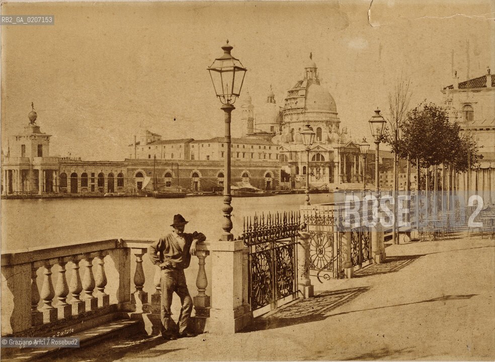 -VENEZIA, DOGANA E SALUTE , SENZA DATA. STAMPA ALLALBUMINA INCOLLATA SU CARTONE, CM 26X19 © ARCHIVIO Graziano Arici/Rosebud2 . FOTOANTICHE PERSONA..-VENICE, DOGANA E SALUTE , UNDATED. ALBUMEN PHOTOGRAPH MOUNTED ON CARDBOARD, CM 26X19 © Graziano Arici / rosebud2.