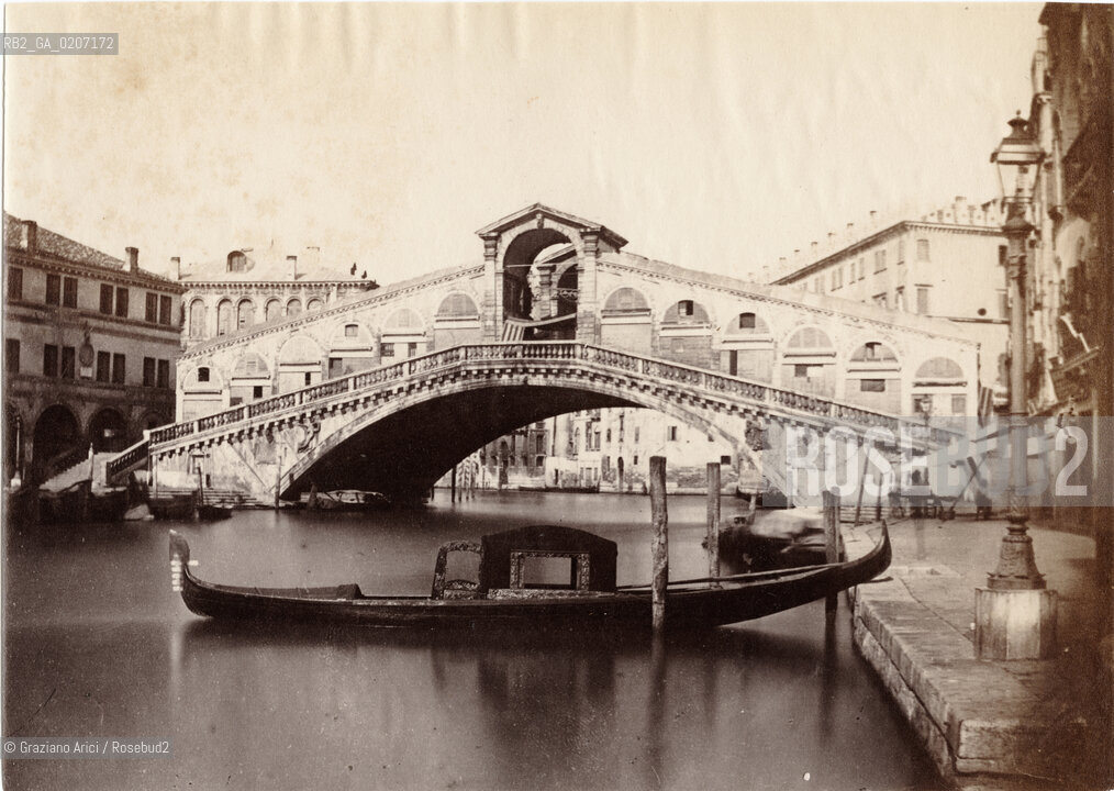 -VENEZIA, SENZA INDICAZIONE DAUTORE, PONTE DI RIALTO, 1865 C.A. STAMPA ALLALBUMINA, CM 17,8X12,6 ©ARCHIVIO Graziano Arici/Rosebud2  GONDOLA FOTOANTICHE.-VENICE, NO AUTHORS INDICATION, PONTE DI RIALTO, 1865 C.A. ALBUMEN PHOTOGRAPH, CM 17,8X12,6 ©Graziano Arici/Rosebud2 