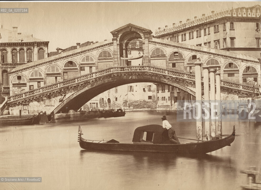 -VENEZIA, SENZA INDICAZIONE DAUTORE, PONTE DI RIALTO,1870 C.A. STAMPA ALLALBUMINA, CM 31,2X22,1 ©ARCHIVIO Graziano Arici/Rosebud2  GONDOLA FOTOANTICHE.-VENICE, NO AUTHORS INDICATION, PONTE DI RIALTO, 1870 C.A. ALBUMEN PHOTOGRAPH, CM 31,2X22,1 ©Graziano Arici/Rosebud2 