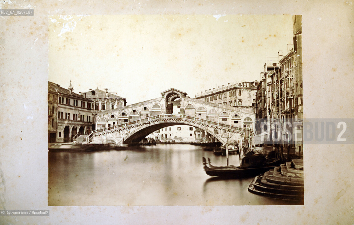 -VENEZIA, SENZA INDICAZIONE DAUTORE, PONTE DI RIALTO, 1860 C.A.. STAMPA ALLALBUMINA INCOLLATA SU CARTONE, CM 33,5X24,4 ©ARCHIVIO Graziano Arici/Rosebud2   FOTOANTICHE.-VENICE, NO AUTHORS INDICATION, PONTE DI RIALTO, 1860 C.A.. ALBUMEN PHOTOGRAPH  MOUNTED ON CARDBOARD, CM 33,5X24,4 ©Graziano Arici / rosebud2