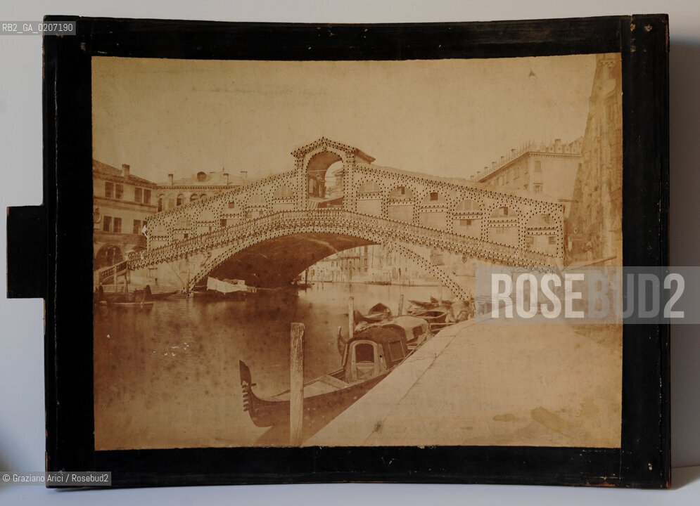 -VENEZIA, SENZA INDICAZIONE DAUTORE, PONTE DI RIALTO, SENZA DATA. STAMPA ALLALBUMINA, CM 33,5X25 - MONTATA SU CORNICE IN LEGNO PER LA VISIONE IN UN ALETOSCOPIO PER EFFETTO DIURNO E SERALE CM 39,5X32 ©ARCHIVIO Graziano Arici/Rosebud2   FOTOANTICHE.-VENICE, NO AUTHORS INDICATION, PONTE DI RIALTO, UNDATED. ALBUMEN PHOTOGRAPH, CM 35X25,4 -  MOUNTED ON FRAME OF AN ALETOSCOPIO FOR DAY OR NIGHT EFFECT CM 40X32 ©Graziano Arici / rosebud2